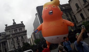 translated from Spanish: El “baby Trump” gigante en la protesta contra el G20 frente al Congreso