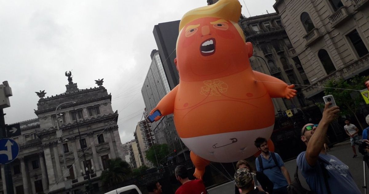 El "baby Trump" gigante en la protesta contra el G20 frente al Congreso