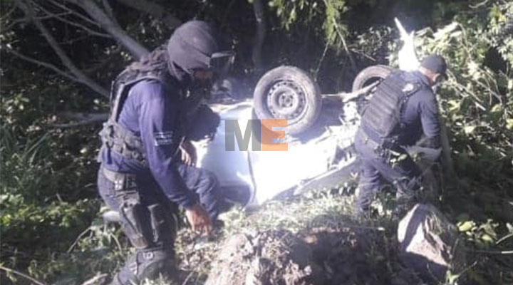 Falls auto to a drop of the "21st century" motorway in La Unión, Guerrero; driver survives
