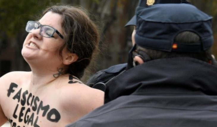 translated from Spanish: Femen activists protest in an act of far-right demonstrators in Spain