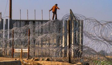 translated from Spanish: La ilusión de los migrantes detenida en puentes fronterizos