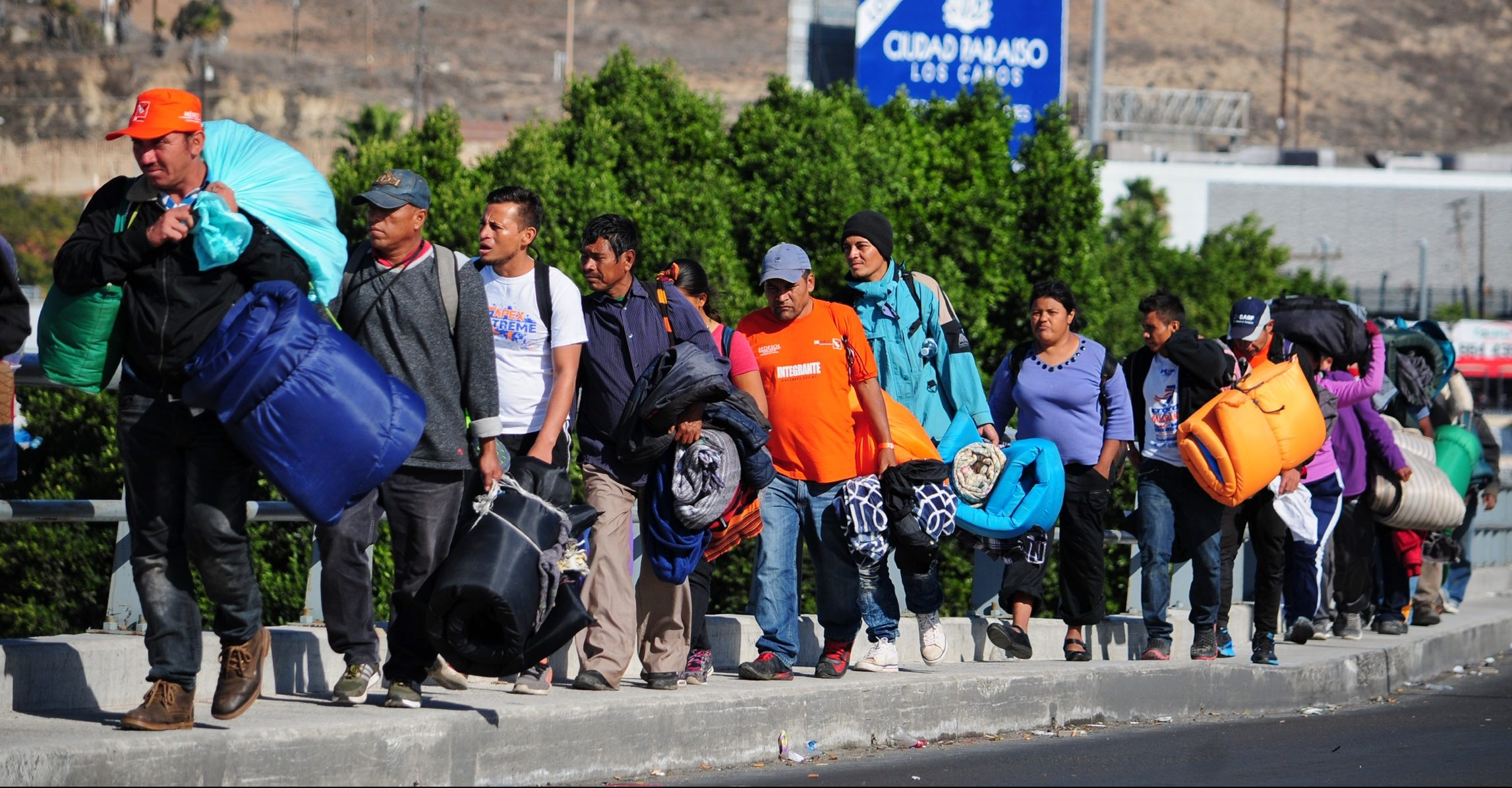 Migrantes inician trámite de solicitar asilo en EU desde México