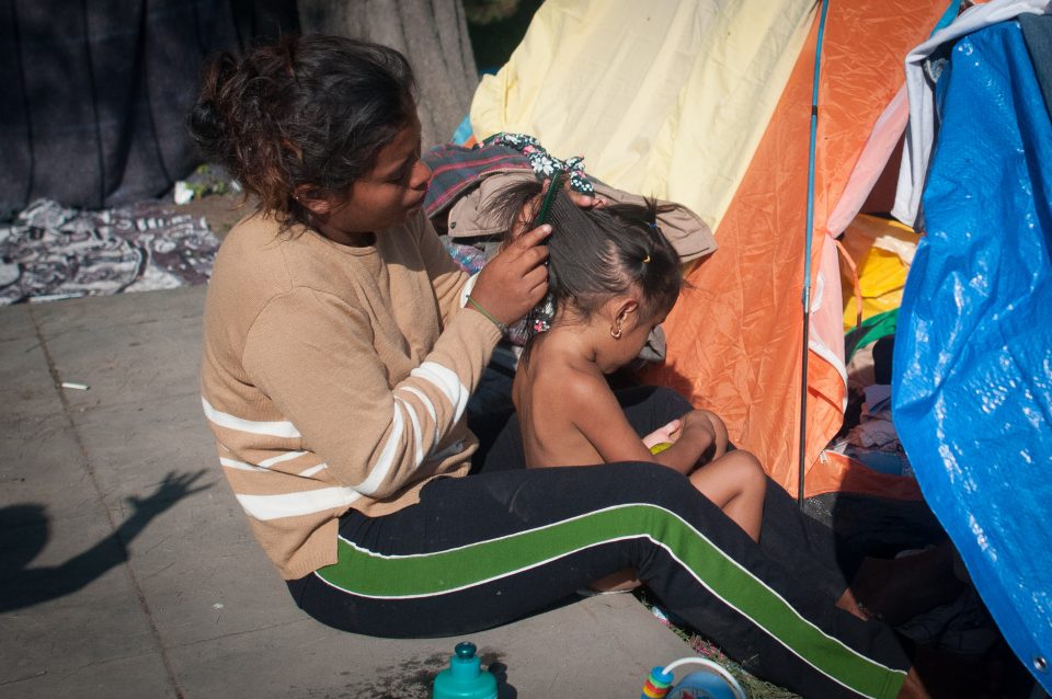 Migrants are fleeing gang of Honduras with children and babies