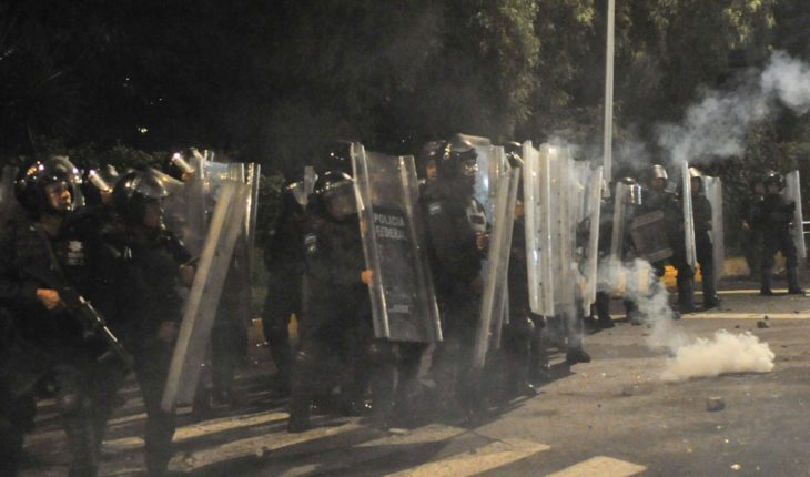 translated from Spanish: Outside San Juan Ixhuatepec group was that attacked Federal Police