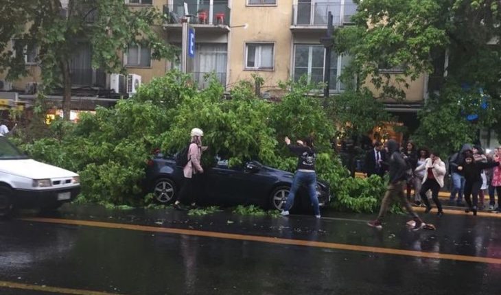 translated from Spanish: Rain and hail caused flooding, power cuts and accidents in Santiago
