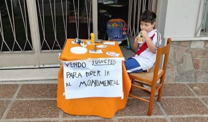 translated from Spanish: Renzo, the little fan of River that sold his toys to the Monumental
