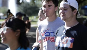 translated from Spanish: Survivors of massacre school in Florida already can vote