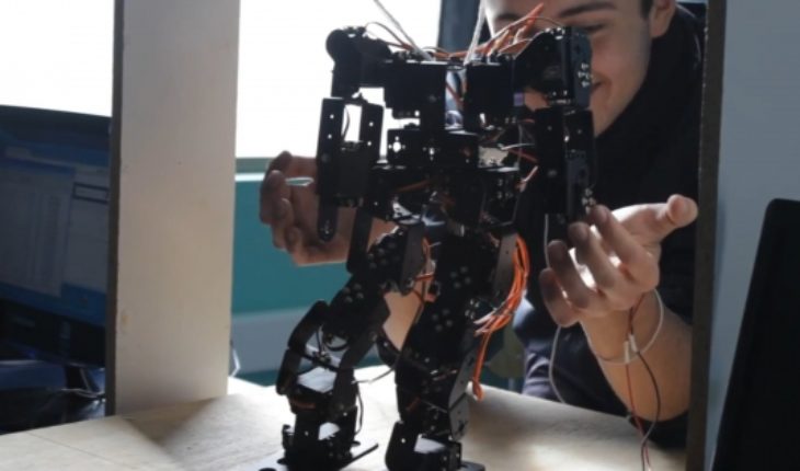 translated from Spanish: “TARS”: the robot created by schoolchildren from La Serena and that helps autistic children