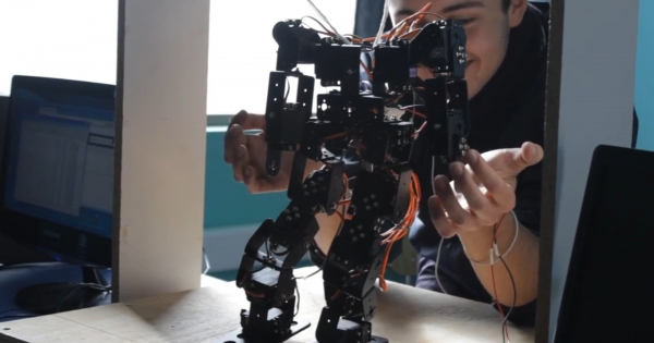 "TARS": the robot created by schoolchildren from La Serena and that helps autistic children