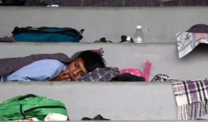 translated from Spanish: The first migrants of the caravan arrive in the city of Mexico, a “crucial” point in his journey