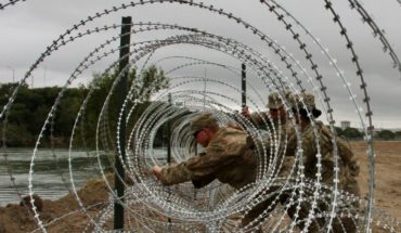 translated from Spanish: U.S. Army deploys kilometers of fence on border with Mexico