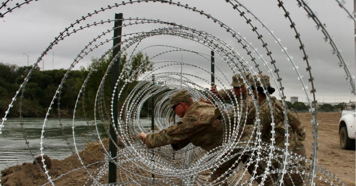 U.S. Army deploys kilometers of fence on border with Mexico