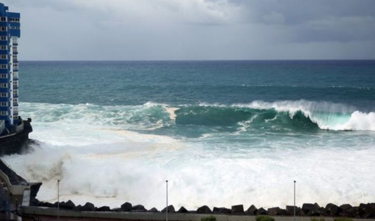 translated from Spanish: Waves 6 meters forced to evacuate homes in the Canary Islands