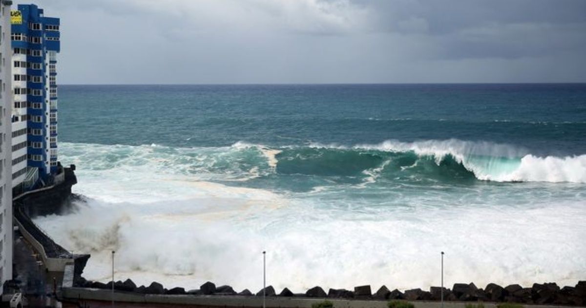 Waves 6 meters forced to evacuate homes in the Canary Islands
