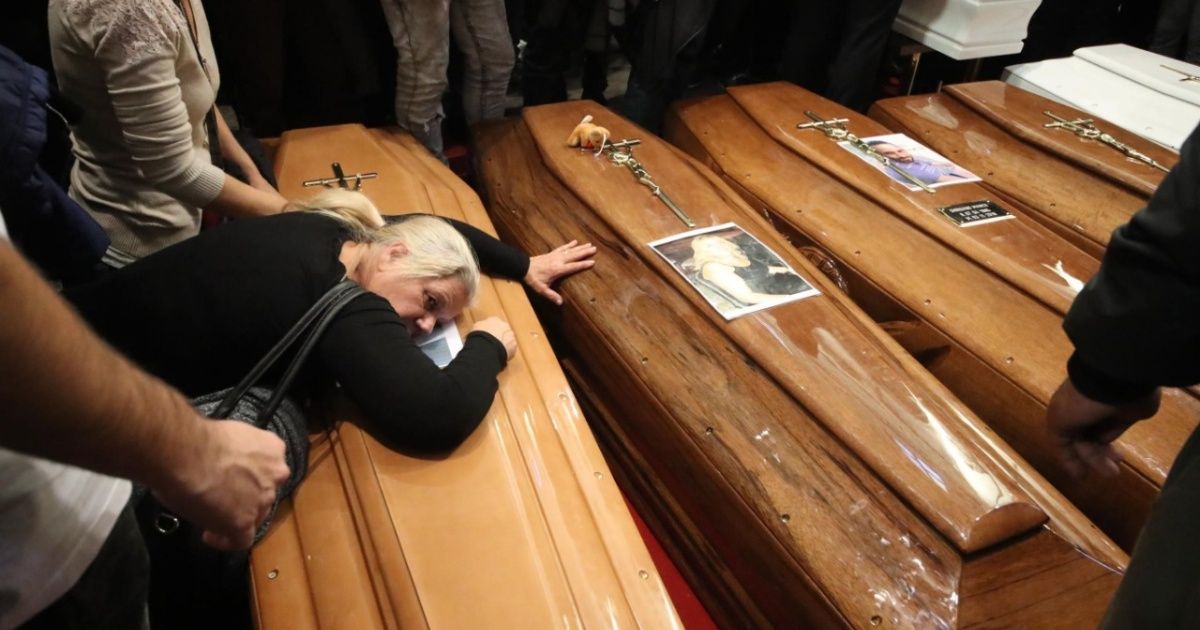 With pain he cries to nine coffins, his entire family died drowned