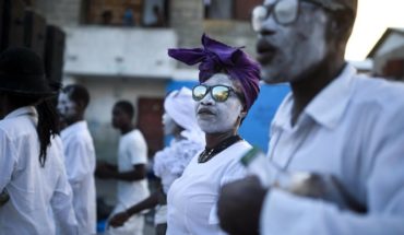 translated from Spanish: With this strange Voodoo celebration celebrate the dead in Haiti