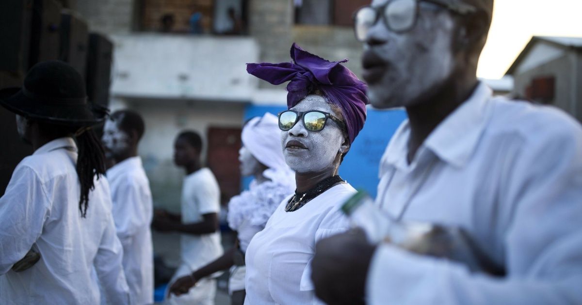 With this strange Voodoo celebration celebrate the dead in Haiti