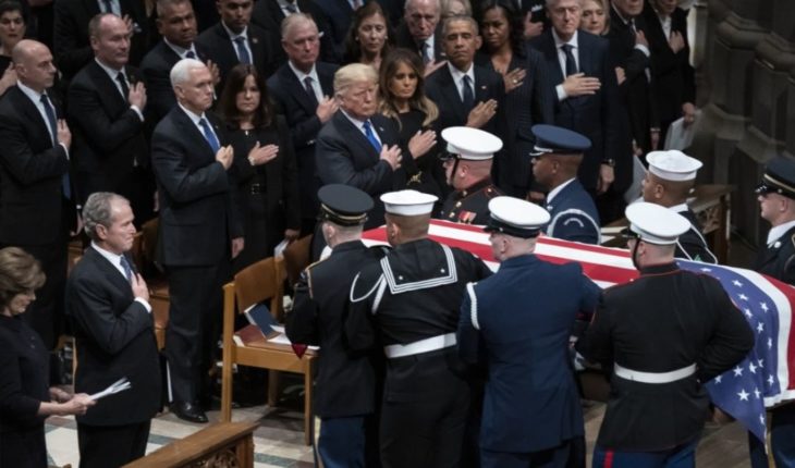 Acude Carlos Salinas al funeral de George H. W. Bush