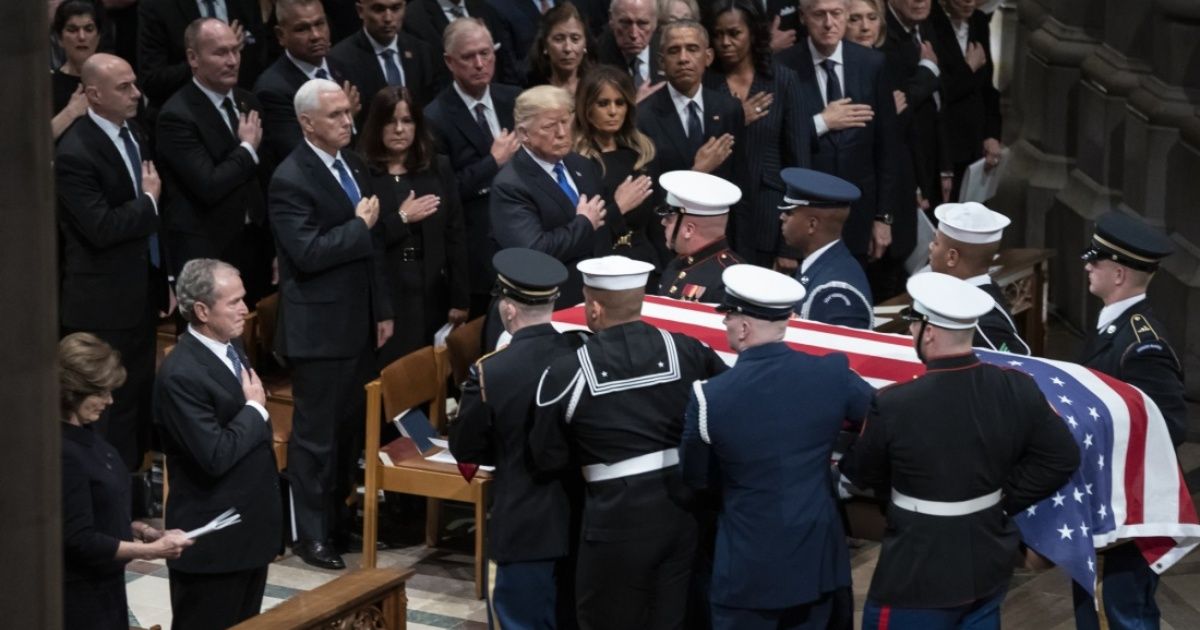 Acude Carlos Salinas al funeral de George H. W. Bush