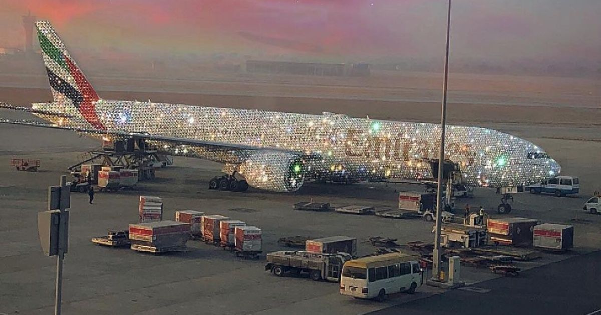 Así es el lujoso "Bling 777", el avión de Dubai tapizado de diamantes
