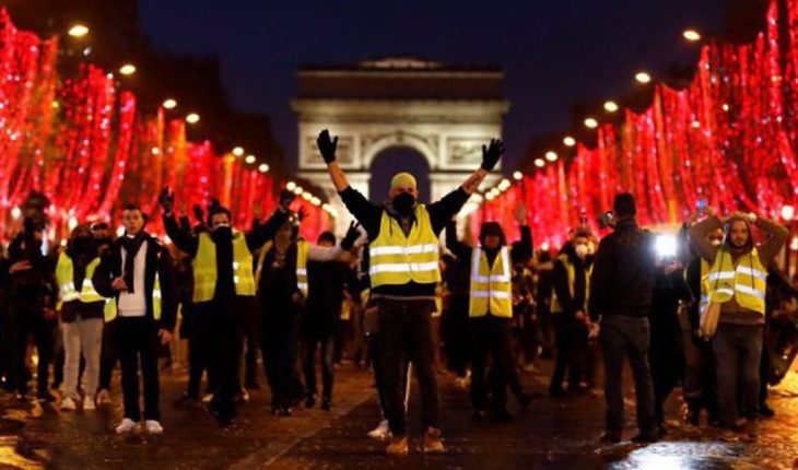 Chalecos amarillos protestaron frente a televisoras francesas