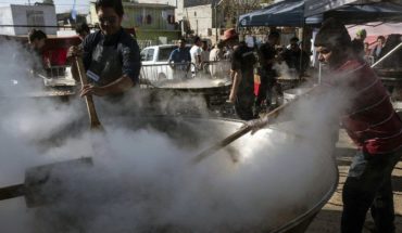 Chefs cocinan paella para más de 2 mil centroamericanos en Tijuana