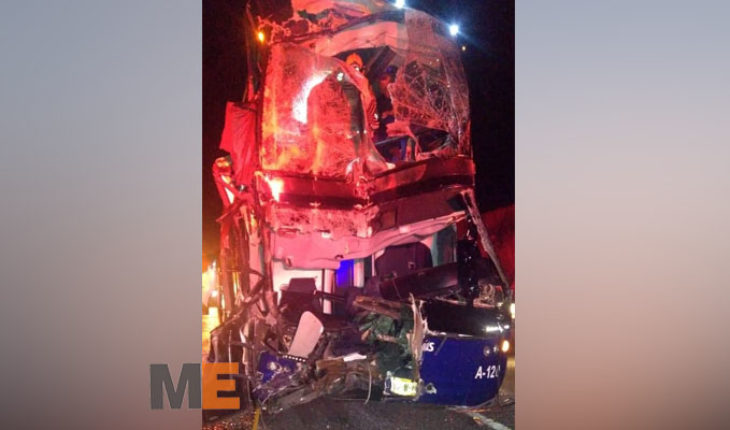 Choque entre autobús y tráiler en la Autopista de Occidente deja trece heridos