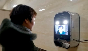 Colocan dispensador de papel higiénico con reconocimiento de rostro para evitar el desperdicio en China  