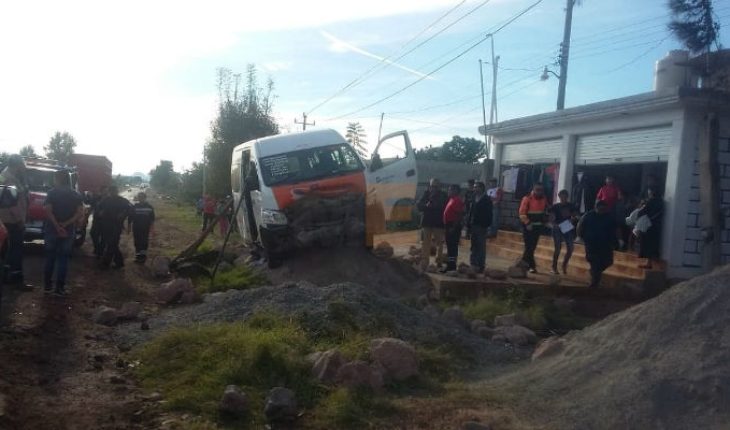 Cuatro heridos en accidente de combi en Zitácuaro, Michoacán