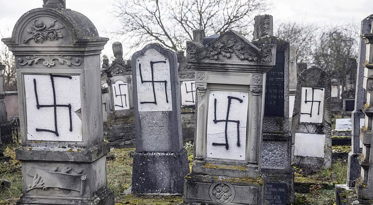 Descubren lápidas judías profanadas con esvásticas nazis en un cementerio fuera de Estrasburgo