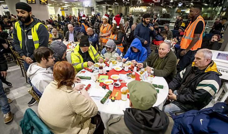 Doscientas personas sin hogar celebran la Navidad en la estación de trenes de Birmingham New Street