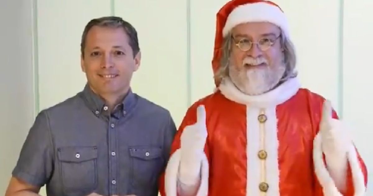 El Papá Noel que suspiró con Macri ahora sonríe con un intendente del PJ