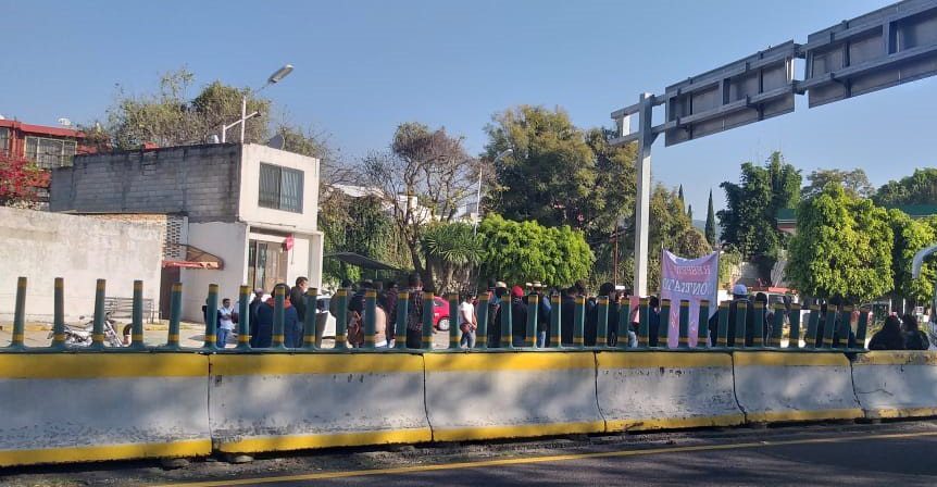 Empleados de la UAEM bloquean Cuernavaca por falta de pago