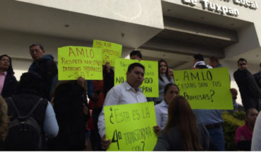 Ex empleados del SAT se manifiestan contra AMLO por despido masivo