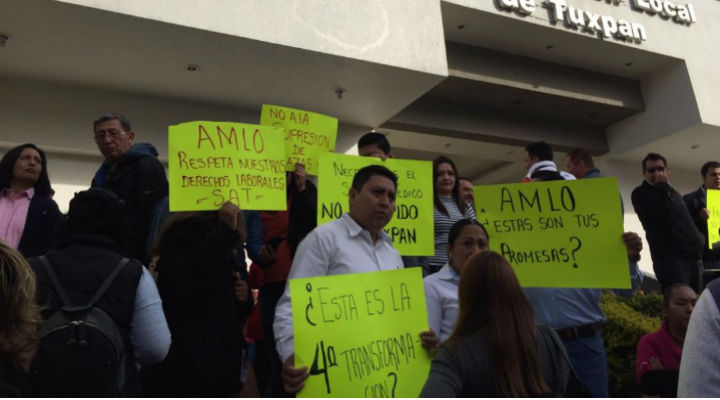 Ex empleados del SAT se manifiestan contra AMLO por despido masivo