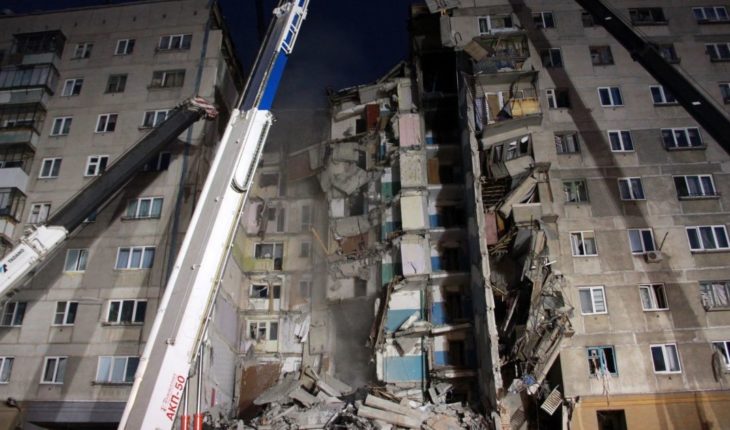 Explosión y derrumbe de edificio dejan cuatro muertos en Rusia