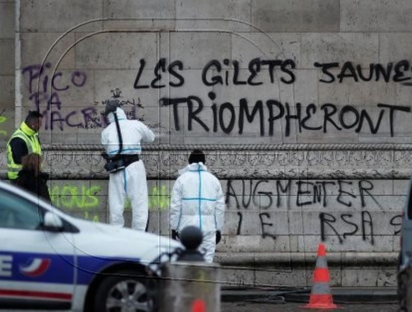 Macron ordena buscar diálogo con "chalecos amarillos" y rayan Arco de Triunfo tras protestas