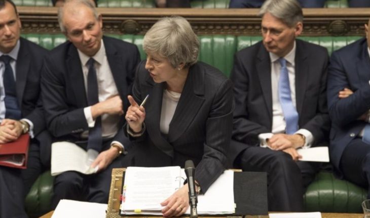 May podría dejar que Parlamento decida salvaguarda a Brexit