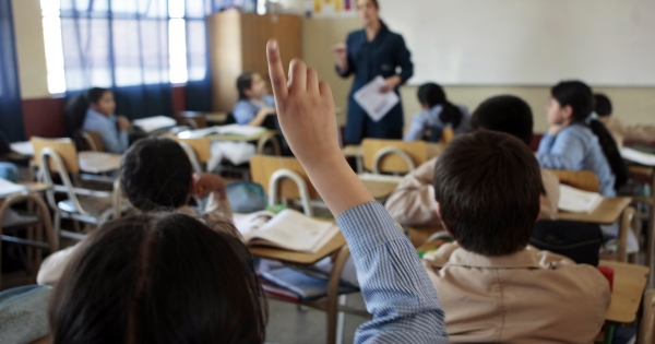 Municipalidad de Santiago quiere “vender” 18 colegios al Estado