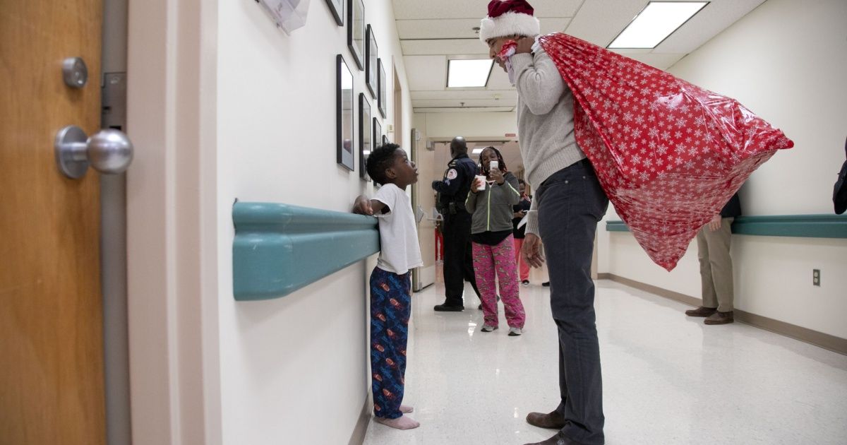 Obama vestido de Santa sorprende con regalos a niños enfermos