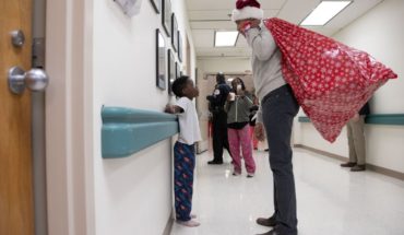 Obama vestido de Santa sorprende con regalos a niños enfermos