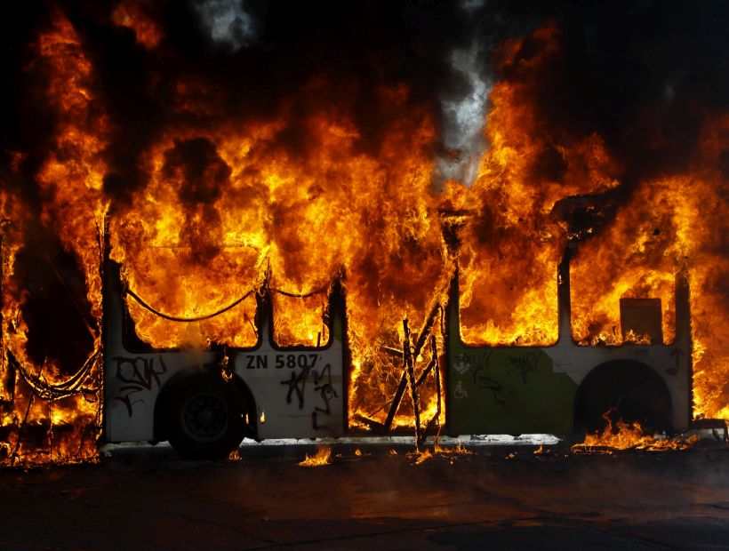 Ocho buses del Transantiago fueron destruidos por ataques incendiarios en noviembre