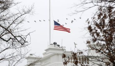 Ondean banderas a media asta en memoria de George H. W. Bush