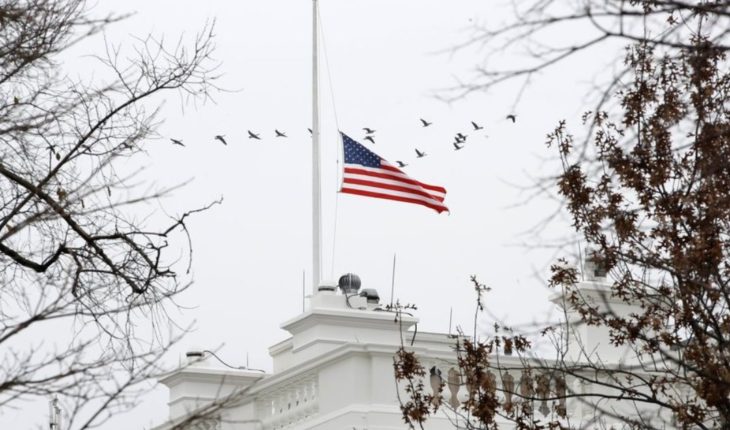 Ondean banderas a media asta en memoria de George H. W. Bush