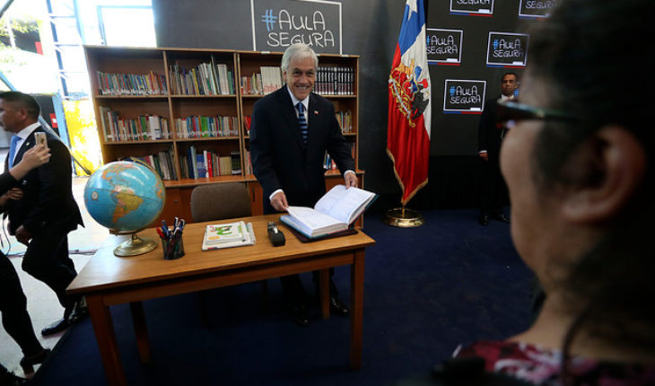 Piñera promulga sin pena ni gloria la controvertida ley “Aula Segura”