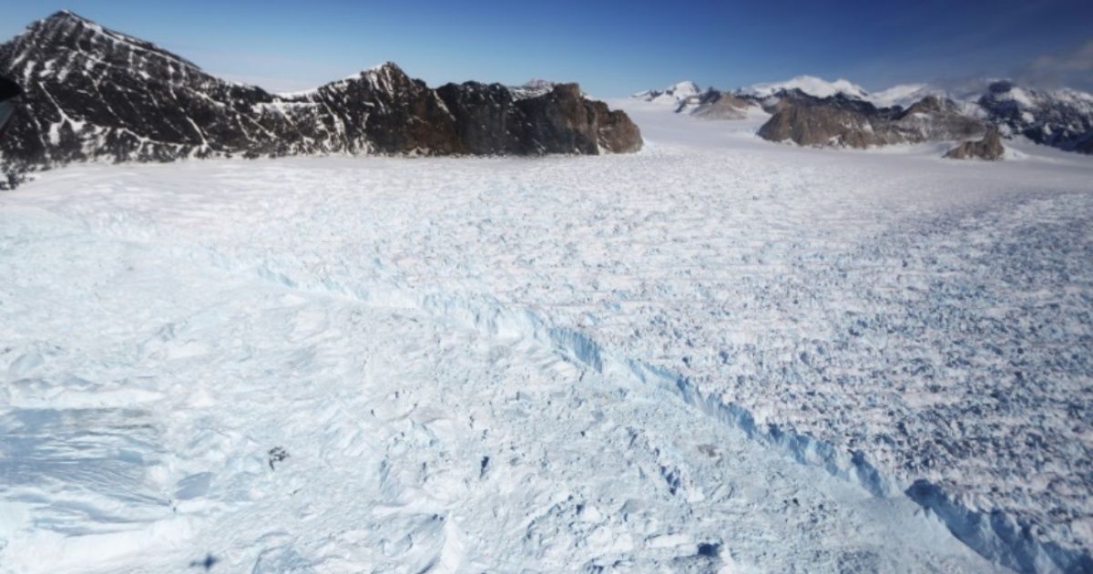 Por primera vez hombre logra cruzar la Antártida sin ayuda