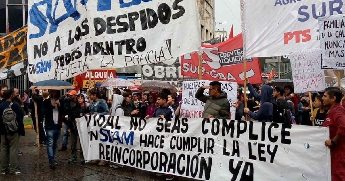 Protesta de trabajadores despedidos de SIAM en el Puente Pueyrredón