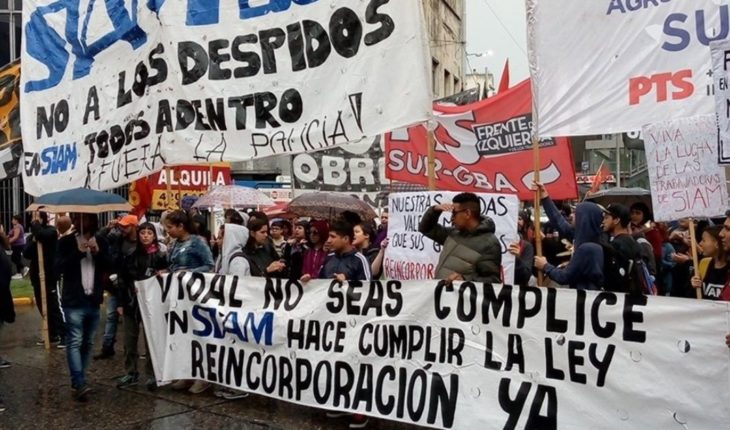 Protesta de trabajadores despedidos de SIAM en el Puente Pueyrredón