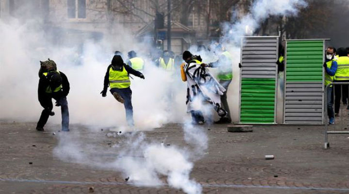Regresa la violencia a París, "chalecos amarillos" vuelven a manifestarse