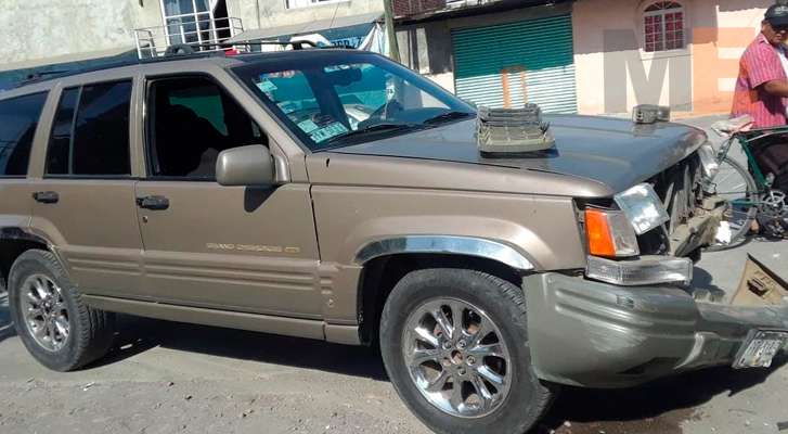 Se registra choque entre dos vehículos en la colonia Zapata de Apatzingán, Michoacán